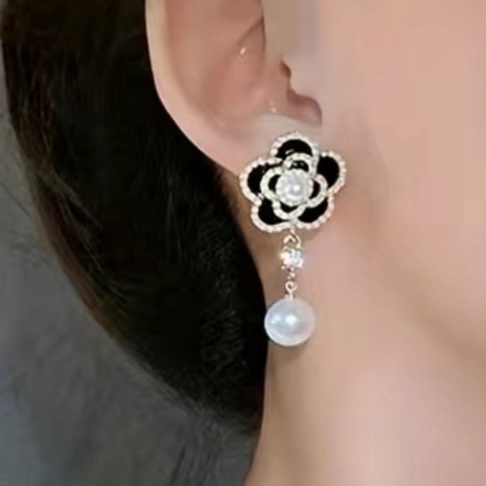 Camellia pearl‎ earrings is very light and great look to your wardrobe